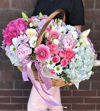 Композиция солнечный день в Дубне Чеховского района Цветочная композиция из Розы, Хризантемы, Пионы и Лизиантусы в корзине в Дубне Чеховского района