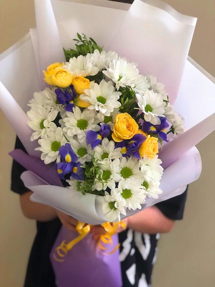 Букет цветов из: Ирисы, Хризантемы и Розы в Дубне Чеховского района