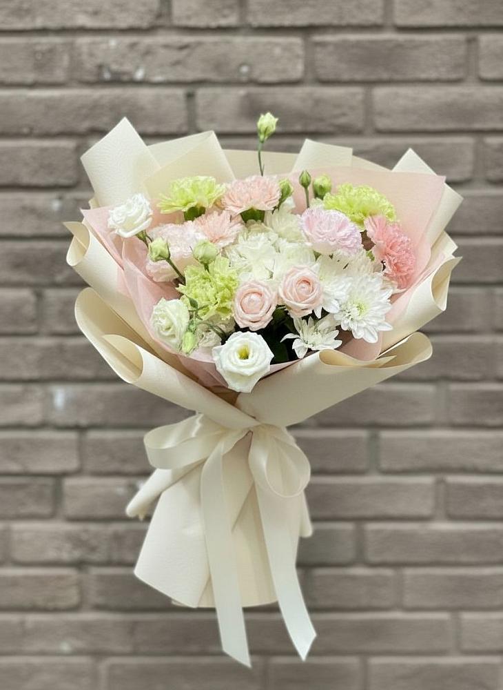 Букет цветов из: Гвоздики, Розы, Лизиантусы и Хризантемы в Дубне Чеховского района