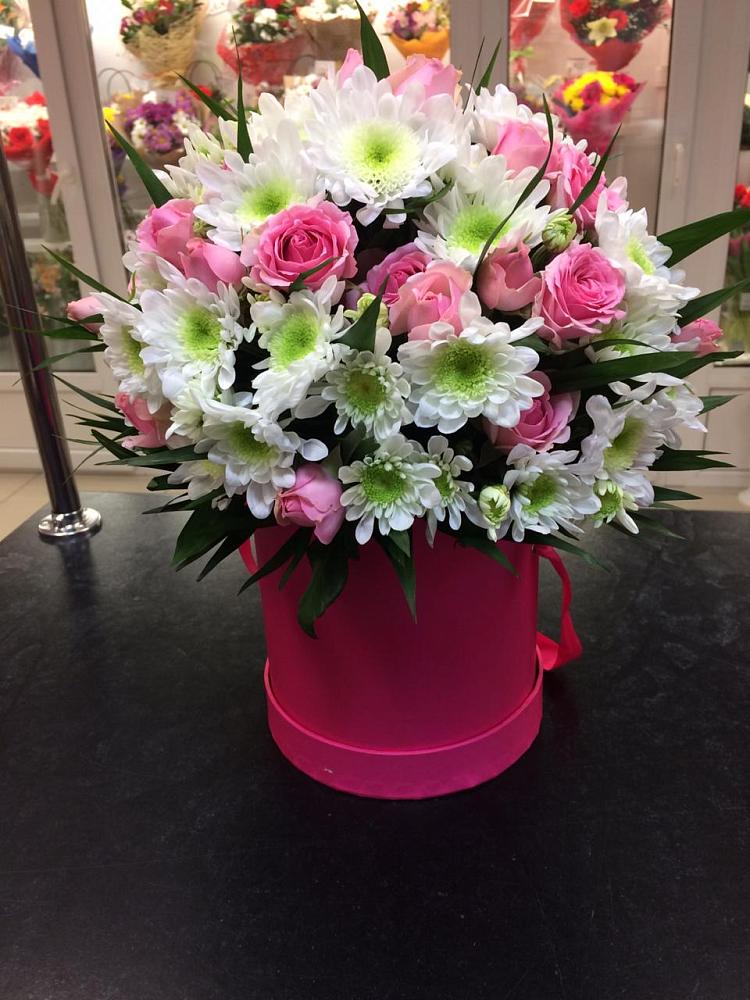 Цветочная композиция из Розы и Хризантемы в шляпной коробке в Дубне Чеховского района