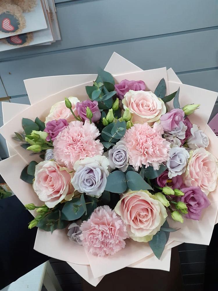 Букет цветов из: Розы, Гвоздики и Лизиантусы в Дубне Чеховского района